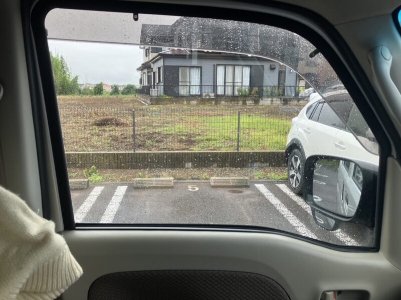 左バックでハンドルを切るタイミングを一目で理解するための補完画像です。駐車スペース中央と助手席の窓の中央が一致したタイミングでハンドルを切ります。
