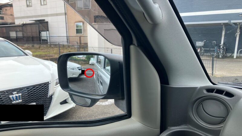 右45°まで頭を振れない左バックで、車体の角度を確認すための画像。赤丸を見れば一目で左隣の車と車体のすき間が分かります。