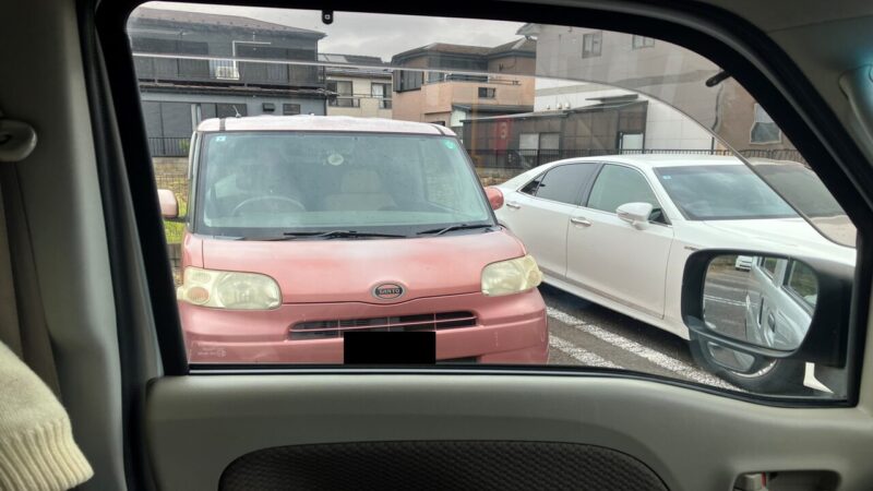 頭を振れない左バックの場合。駐車スペースに切りこむタイミングが分かりずらいため、誰が見ても一目で分かる画像にしました。画像と同じタイミングでハンドルを左に目いっぱい切ると難なく駐車スペースに収められます。