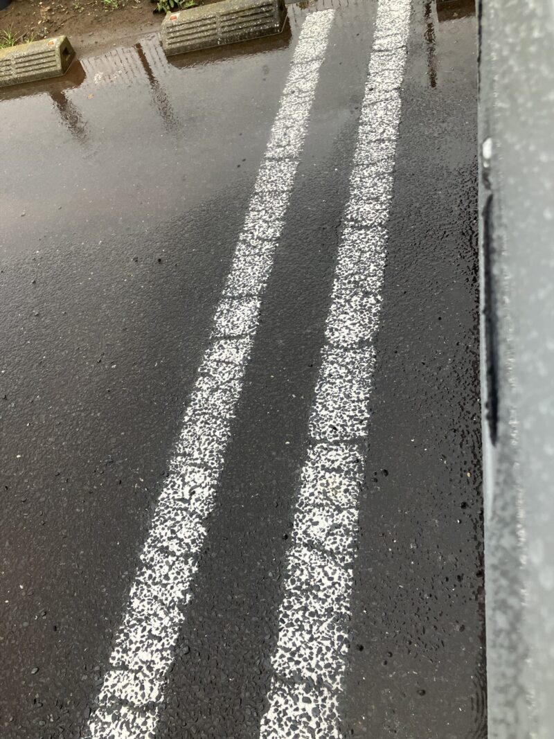 左バックの最終段階で右側を目視した画像を作りました。画面の上側が駐車場の奥です。